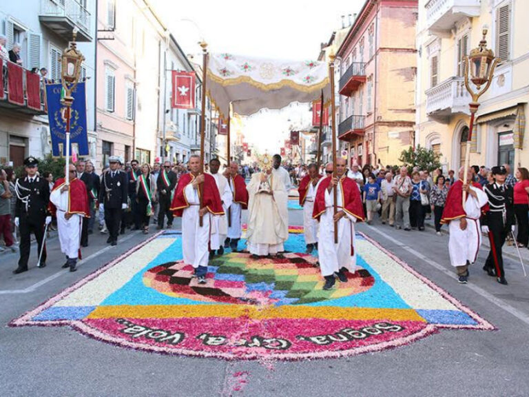 20170620-infiorata-castelraimondo.jpg